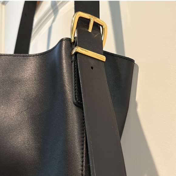 Madewell Essential Bucket Tote - Picture 4 of 6